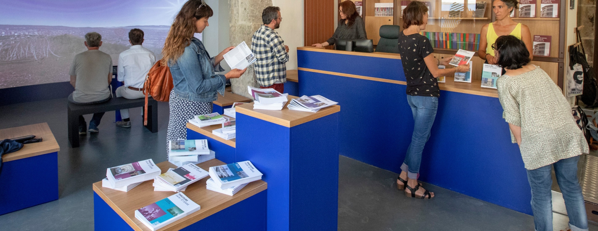 un groupe de personnes consultant des documents touristiques