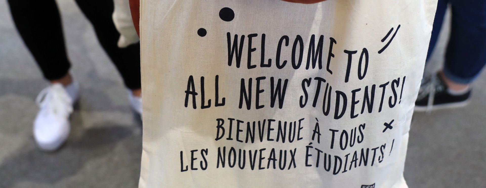 sac avec la mention "welcome to all student"