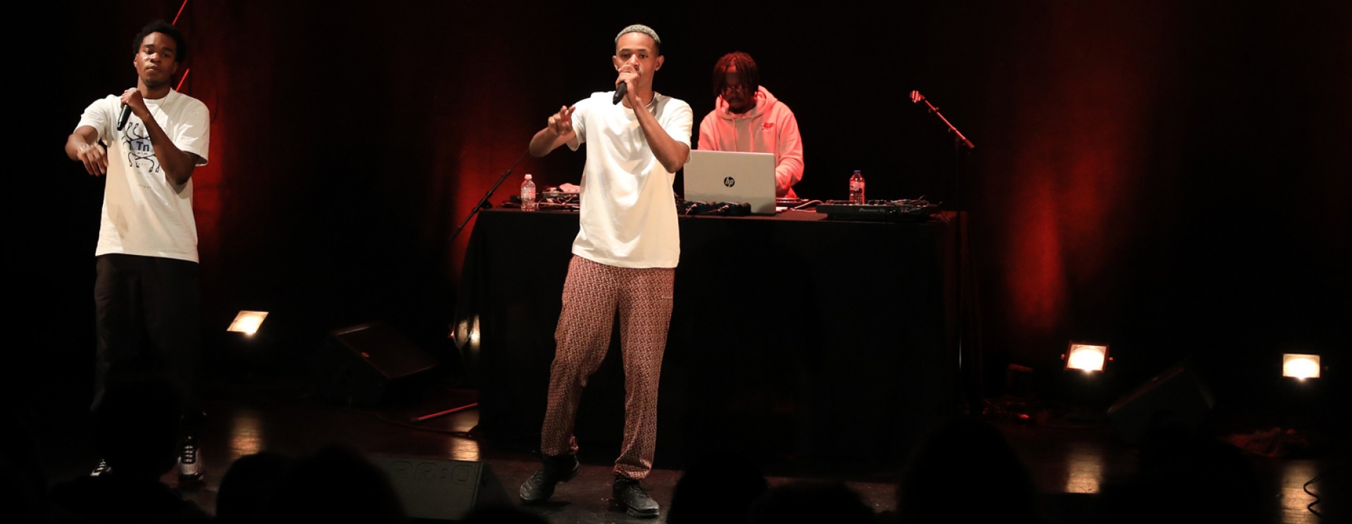 groupe de musiciens sur scène