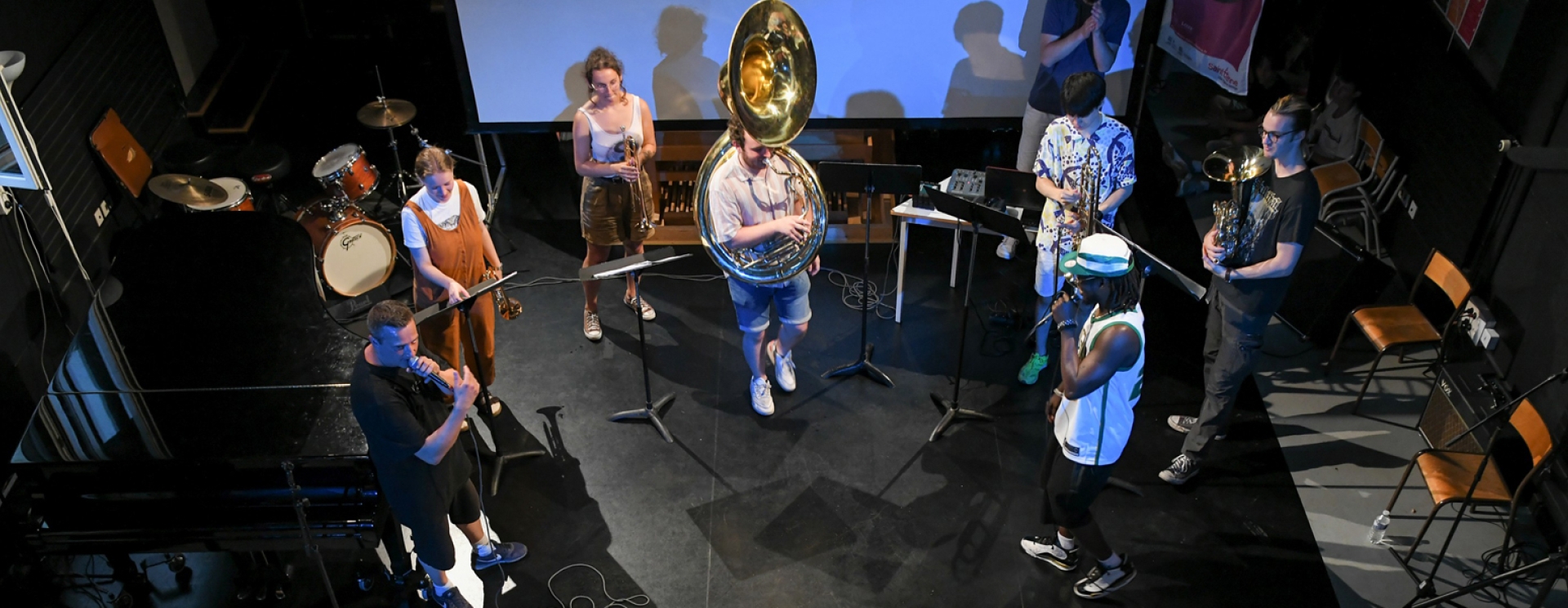 un groupe de personnes jouant de la musique
