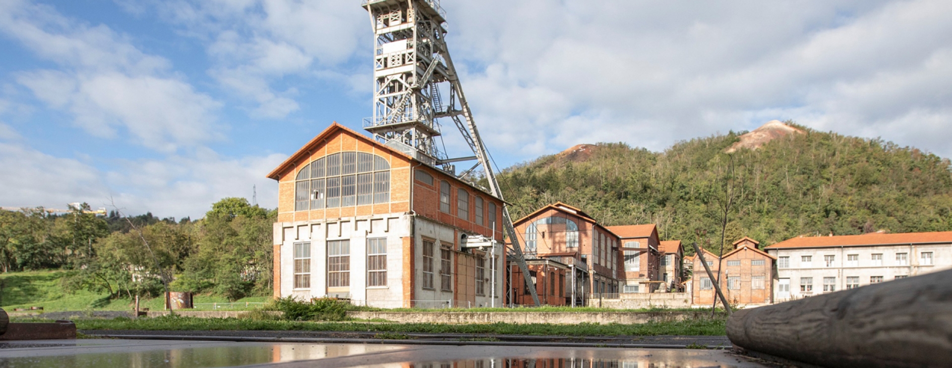 Ancien puits de mine avec des crassiers en arrière plan