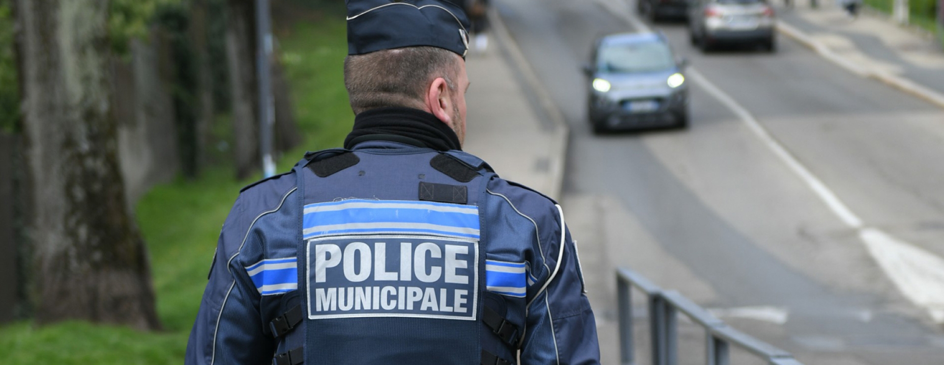 Policier municipal en patrouille