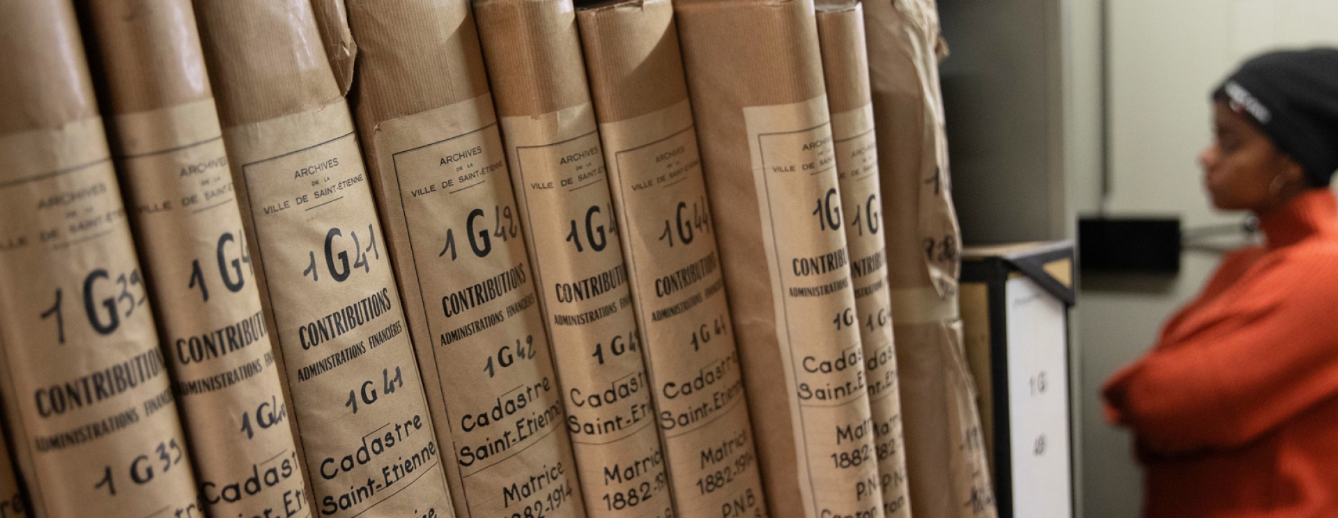 un enfant devant des livres anciens