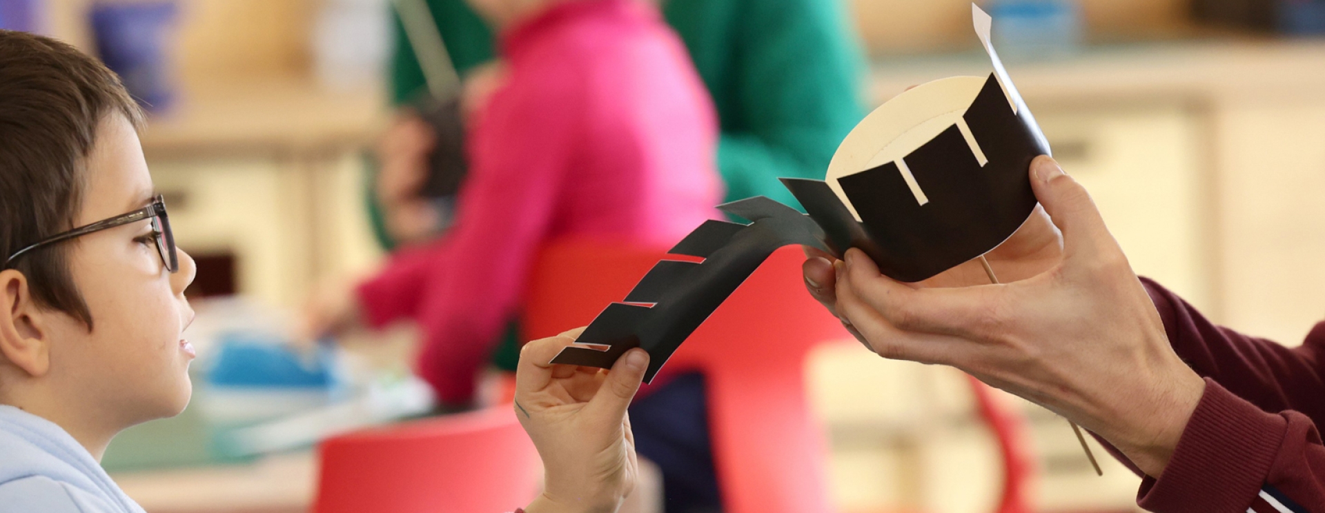 un enfant qui manipule un objet