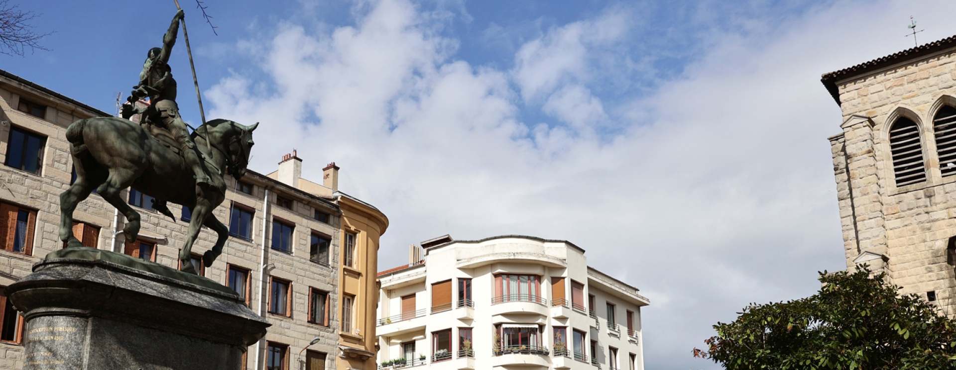 statue et église ancienne