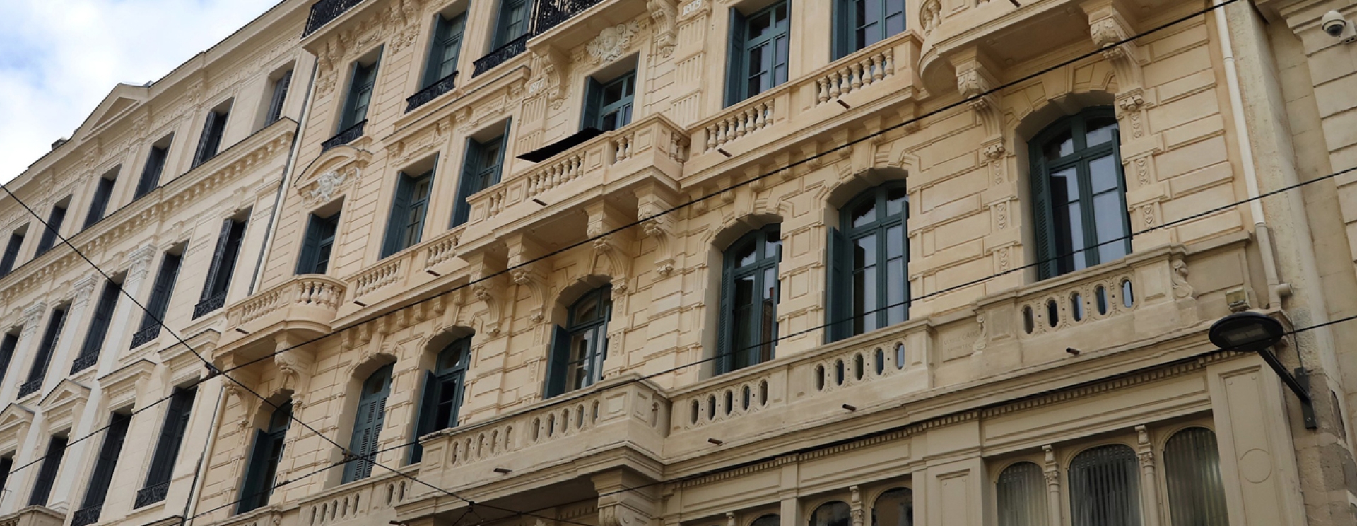 façade rénovée d'un immeuble ancien