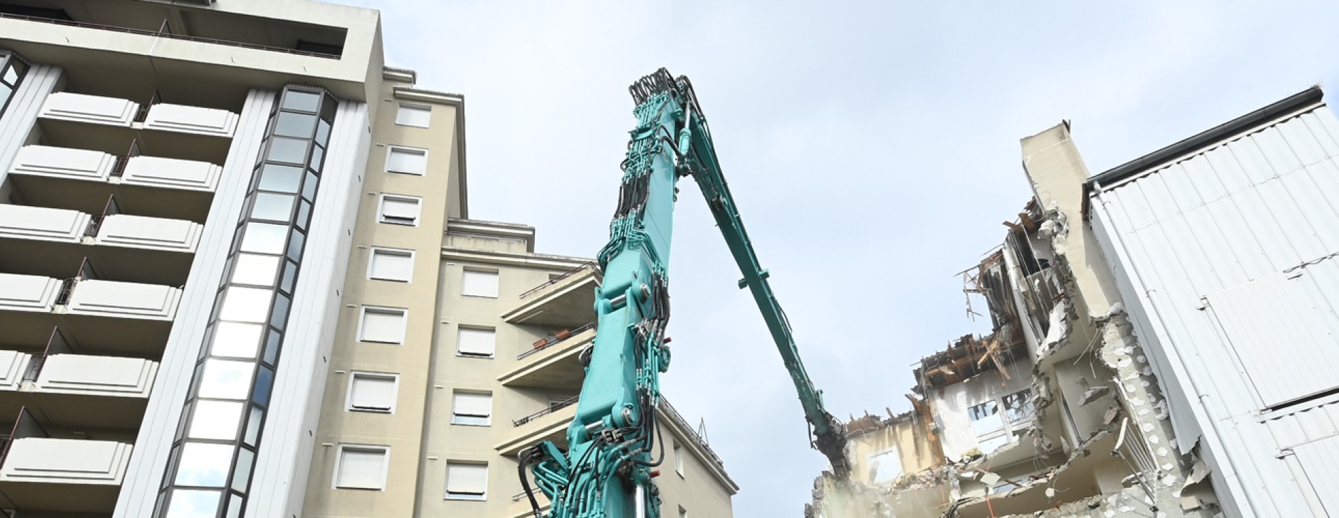 pelleteuse qui démolit un vieil immeuble