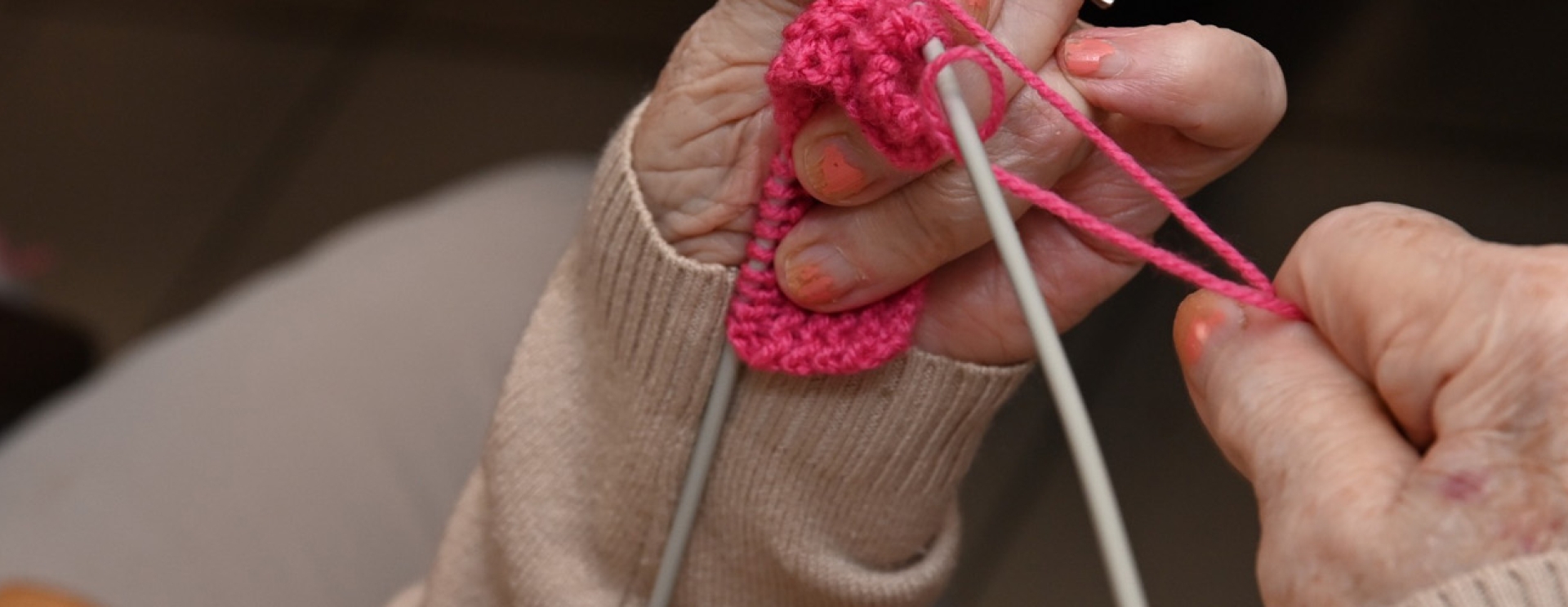 Personne âgée qui fait du tricot