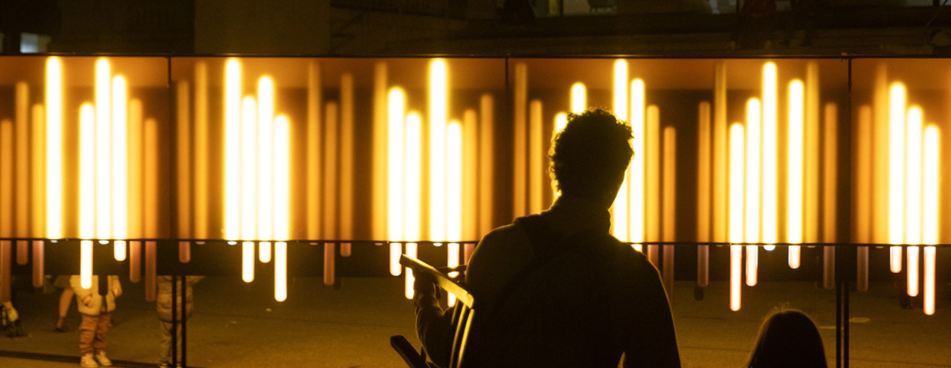 deux personnes qui regardent une installation artistique et numérique
