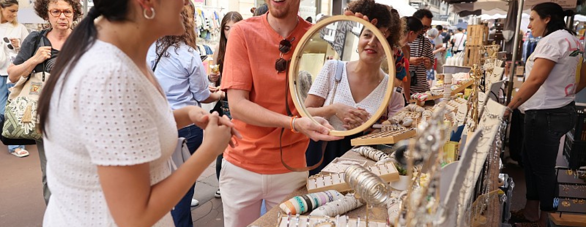 Rue commerçante à Saint-Étienne un jour de braderie