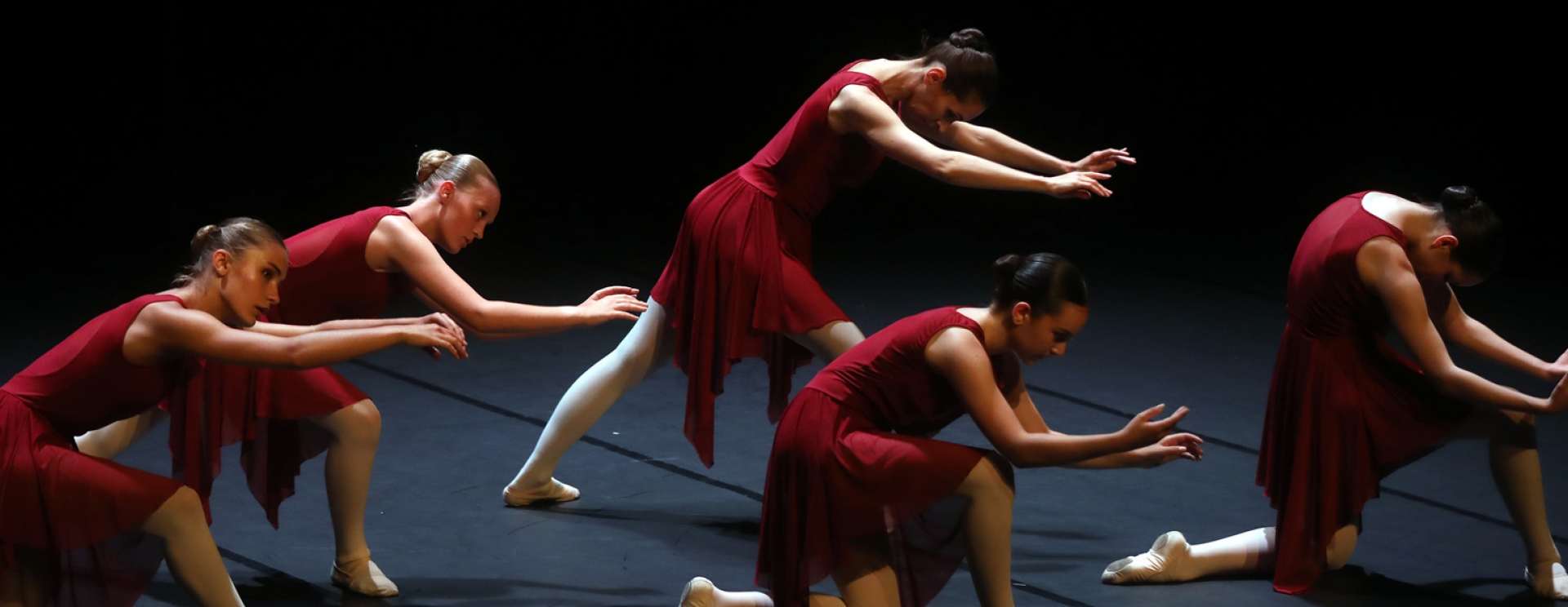 un groupe de danseuses