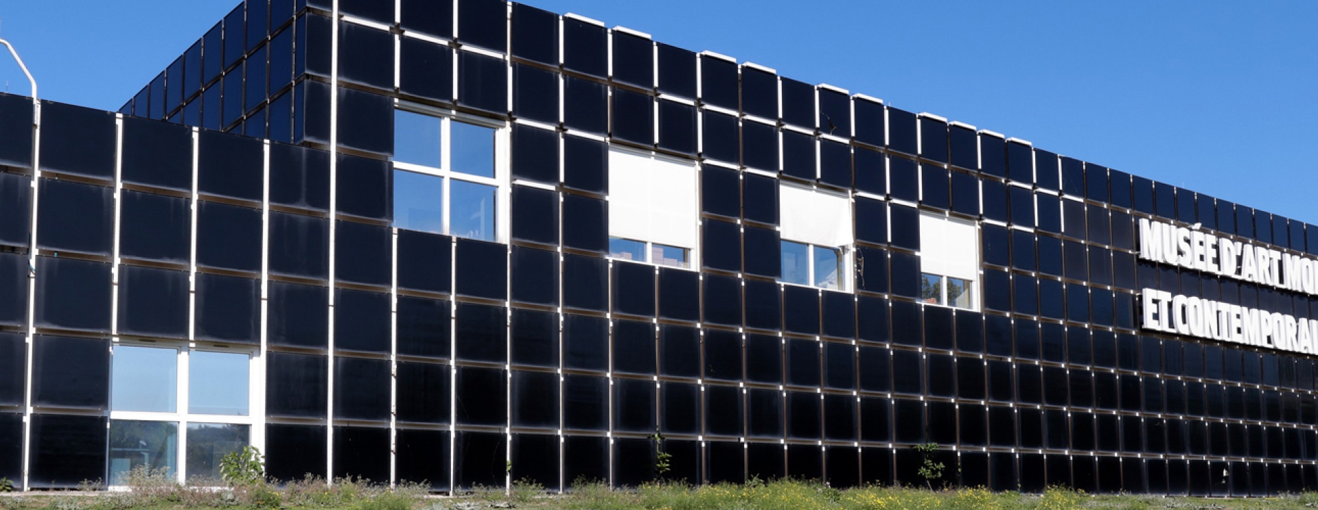 bâtiment avec la mention Musée d'art moderne et contemporain