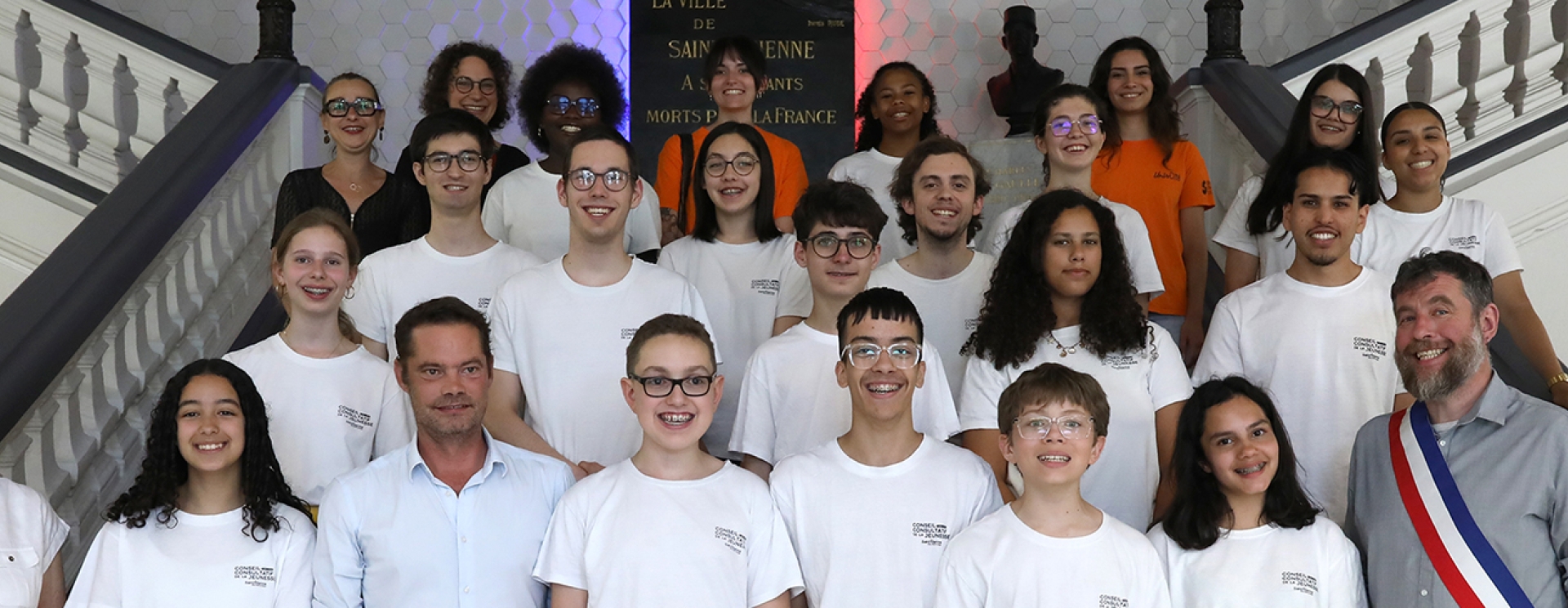 un groupe de jeunes