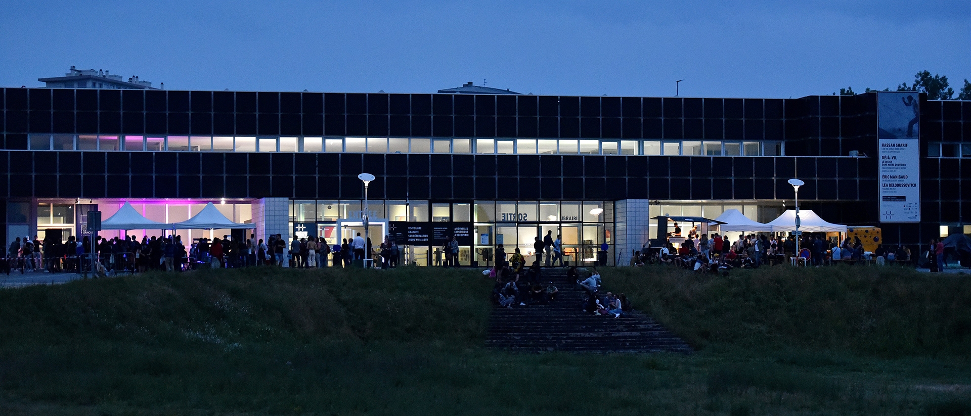 bâtiment éclairé de nuit - Agrandir l'image, fenêtre modale