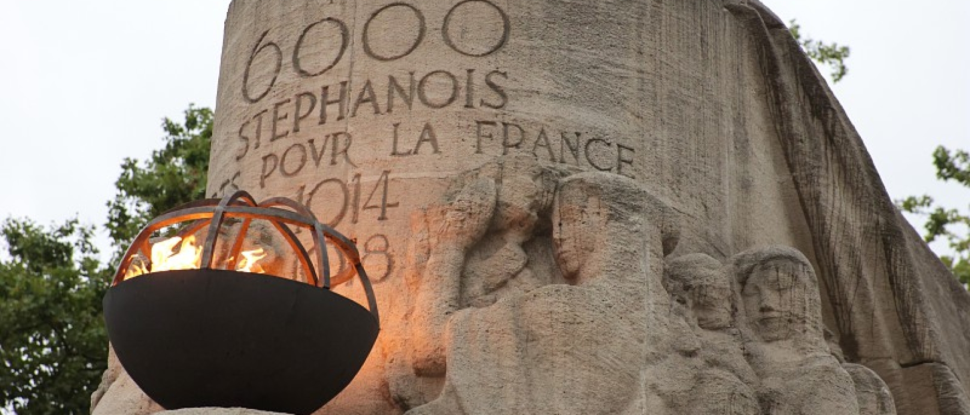 monument aux morts de la place Fourneyron - Agrandir l'image, fenêtre modale