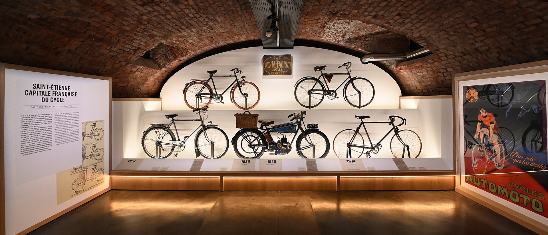 exposition avec des vélos anciens - Agrandir l'image, fenêtre modale