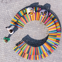 des personnes assises sur un banc arrondi et coloré