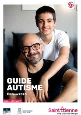 un homme et un enfant souriant à ses bras