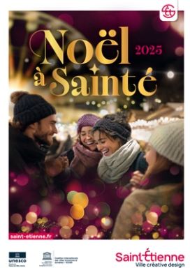 Noël à Sainté avec une groupe de personnes souriantes en habit hivernal