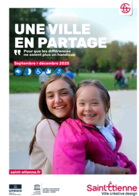 une femme et une enfant handicapée toutes les deux souriantes
