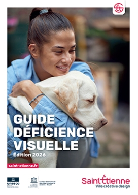 une jeune femme avec un chien dans les bras