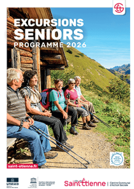 des seniors sur un banc devant un chalet en bois, à la montagne