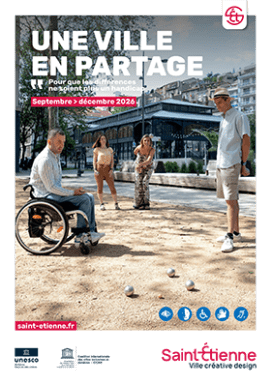 un groupe (dont une personne en fauteuil roulant) qui joue à la pétanque sur une place