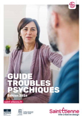 une femme en discussion avec un homme