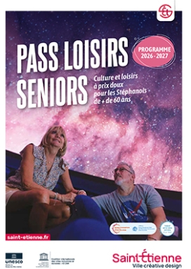 deux seniors qui observent le ciel