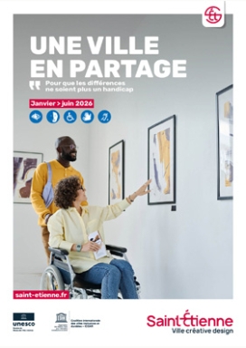 Une ville "en partage - deux personnes dont une en fauteuil roulant qui observent des tableaux
