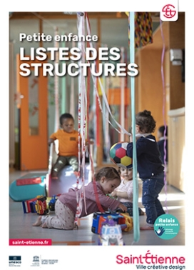 enfants en bas âge qui jouent