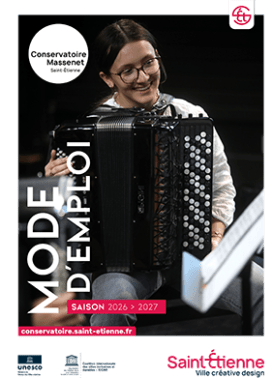 une adolescente qui joue de l'accordéon