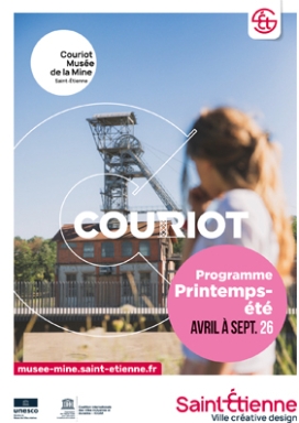 une enfant qui regarde un chevalement