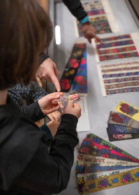 enfant qui regarde des rubans - Agrandir l'image, fenêtre modale