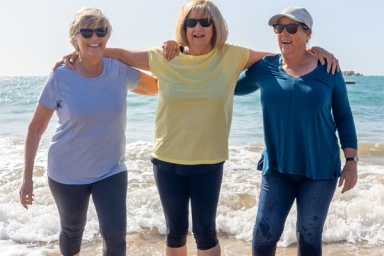 3 seniors sur une plage