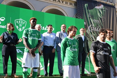 un groupe avec plusieurs en habit de foot et maillot vert