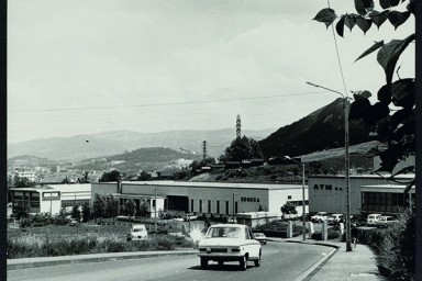 photo d'archives avec une route, une voiture circulant dans une zone industrielle