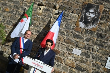 Régis Juanico, maire, et Yanis Bekhti, adjoint, lors de la cérémonie
