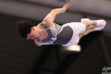 un gymnase en l'air à l'horizontal