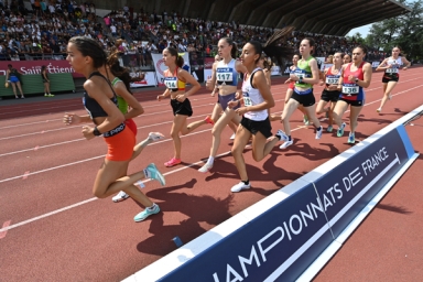 sportives qui courent sur un stade