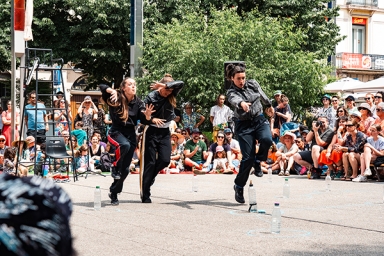 3 personnes qui dansent devant un public