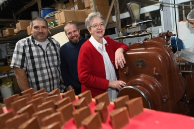 Deux hommes et une femme devant des chocolats