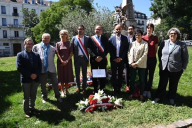 un groupe devant une plaque et une décoration florale