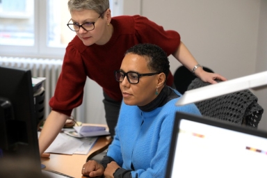 deux personnes qui collaborent dans un bureau