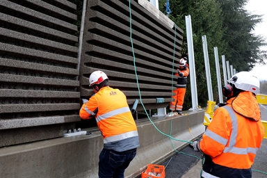 ouvriers qui installe des panneaux 