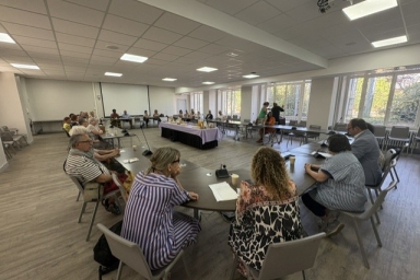Les bénévoles de l'accueil seniors réunis autour d'une table pour une formation, en presence de Regis Juanico, maire de Saint-Etienne