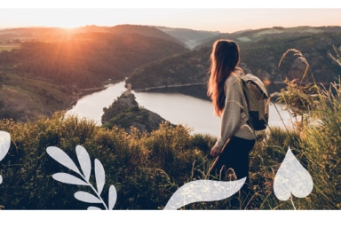 une jeune femme admire les Gorges de la Loire