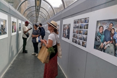 Plusieurs personnes qui regardent des photos dans la passerelle d'un ascens