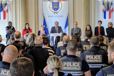 discours devant des agents de police municipale