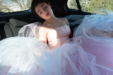 une femme en robe de marié assoupi dans une voiture